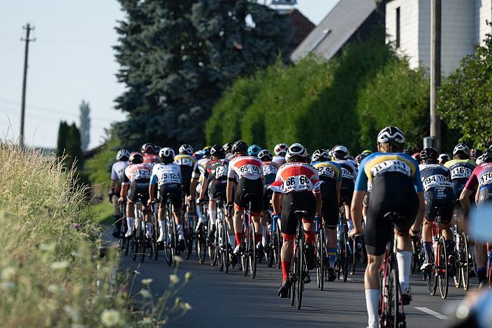 Das Peleton bei Buchkirchen, Int. "Keine Sorgen" Junioren Rundfahrt UCI Kat. 2.1 MJ