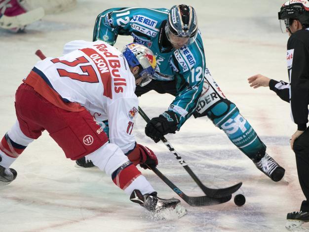 Brett Olson (EC Red Bull Salzburg) und Ryan Michael Potulny (EHC Liwest Black Wings Linz) EHC Liwest Black Wings Linz vs EC Red Bull Salzburg