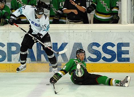 #15 Matthias Iberer, EHC Liwest Black Wings Linz, bringt die #10 Kyle Quincey, Ontario Knights zu Fall.