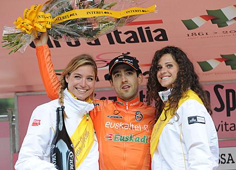 Der Tagessieger Mikel Nieve, Team Euskaltel  Euskadi, bei der Siegerehrung, Bergankunft Gardeccia, im Fassa Tal.