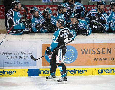 Fabio Hofer (EHC Liwest Black Wings Linz) feiert das 1 zu 1, EHC Liwest Black Wings Linz vs UPC Vienna Capitals