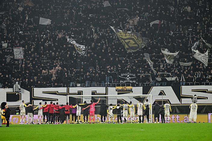 Das Team des LASK  feiert den Derbysieg, Fussball LASK vs Blau Weiss Linz , Uniqua Cup 2025 - 2026