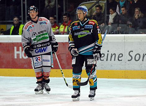 #21 Philipp Lukas, Stuermer, Liwest Black Wings und im Hintergrund die #55 Jonathan Coleman, Verteidiger, Graz 99ers.