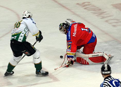 #1 Roman Turek, Tormann, HC Mountfield Budweis, klaert vor der #46 Petr Kumstat, Stuermer, HC Energie Karlovy Vary.