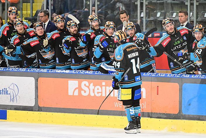 Henrik Neubauer (Steinbach Black Wings Linz) feiert sein Tor an der Spielerbank, Win2Day ICE Hockey League,  Steinbach Black Wings Linz vs Migross Supermercati Asiago Hockey,  Linz AG Eisarena 