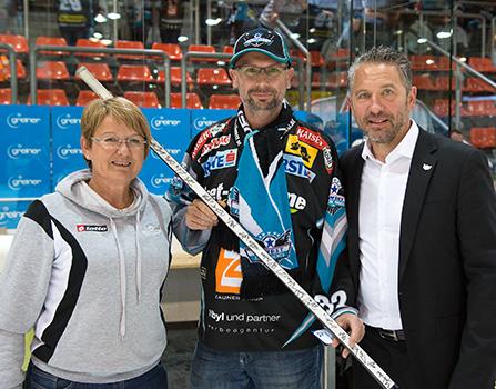 Sieger Gewinnspiel Nachwuchs, mit Anita Schwabegger und Christian Perthaler, EHC Liwest Black Wings Linz vs Graz 99ers