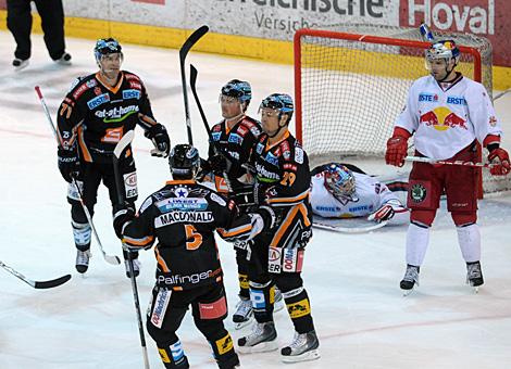 Markus Matthiasson, Liwest Black Wings Linz feiert vor dem Tor der Salzburger.