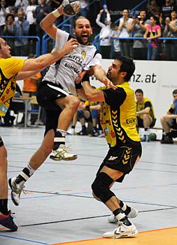  HLA, Semifinale, HC Linz AG vs A1 Bregenz Handball, der Linzer Uwe Schneider wirft, verteidigt von Matthias Guenther, Bregenz.