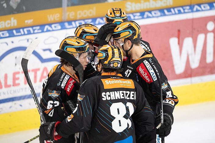 Die Steinbach Black Wings Linz feiern das Tor zum 1 zu 0 durch Michael Haga (Steinbach Black Wings Linz) Steinbach Black Wings Linz vs  - Migross Supermercati Asiago Hockey 1935, Runde 37, ICE Hockey League, Steinbach Black Wings Linz, Linz AG Eisarena 