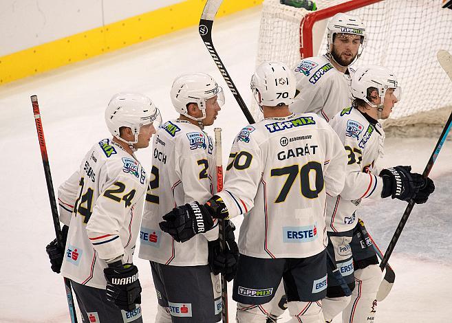 Das Team des MAC Budapest feirt das 1 zu 1, Steinbach Black Wings Linz  vs MAC Budapest