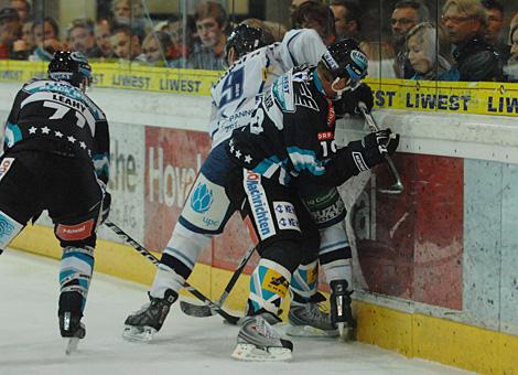 # 19 Rob Shearer, EHC Liwest Black Wings Linz im Duell an der Bande mit der #9 Ryan Bonni, Alba Volan Szekesfehervar.