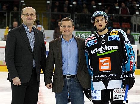 Ehrenbully mit Sponsoren, Philipp Lukas, EHC Liwest Black Wings Linz vs. HDD Tilia Olimpija Ljubljana 