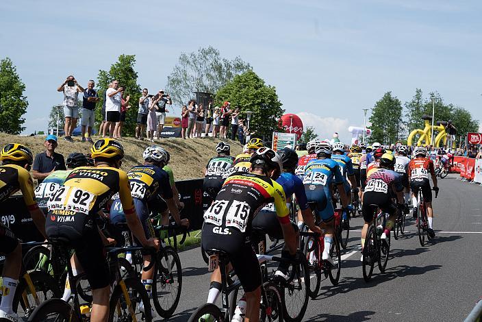 Das Peleton in Geinberg 1. Etappe Eferding - Geinberg, Int. Raiffeisen Oberösterreich Rundfahrt UCI Kat. 2.2