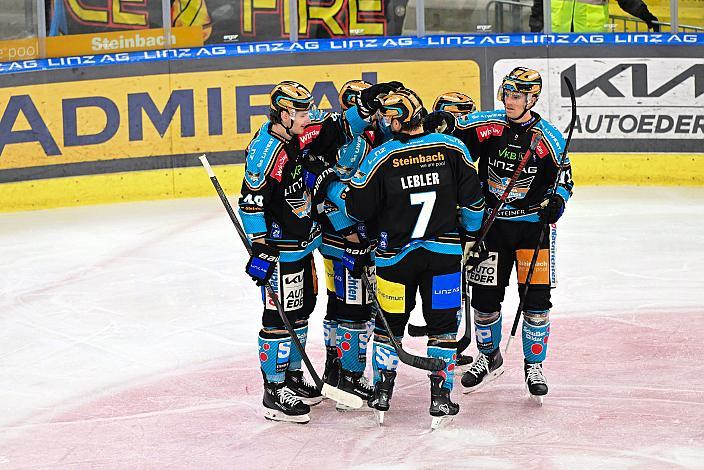  Die Steinbach Black Wings Linz feiern das Tor zum 2 zu 0 durch Brian Lebler (Steinbach Black Wings Linz) Win2Day ICE Hockey League,  Steinbach Black Wings Linz vs Spusu Vienna Capitals,  Linz AG Eisarena 