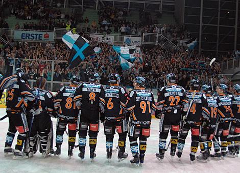 Die Linzer Liwest Black Wings Linz feiern den Aufstieg in Spiel 7 gegen die EV Vienna Capitals
