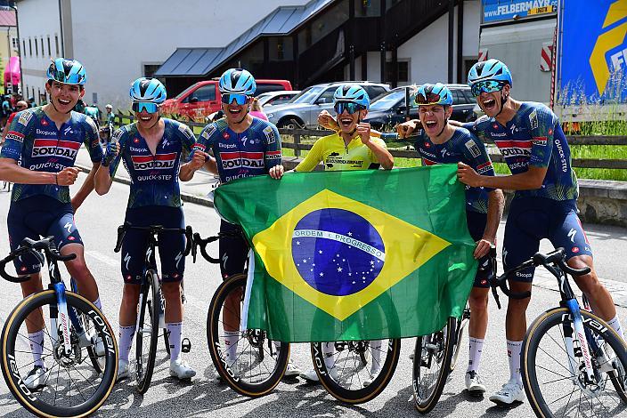 Im Gelben Trikot des Gesamtführenden Henrique Ribeiro Bravo (BRA, Soudal - Quickstep Devo Team) jubeln über den Sieg, 4. Etappe Aigen - Schlägl Aigen - Schlägl, Oberösterreich Rundfahrt