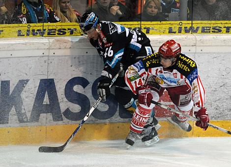 #46 Christoph Ibounig, Stuermer, Liwest Black Wings Linz setzt sich an der Bande gegen die #14 Christian Reichl, KAC durch.