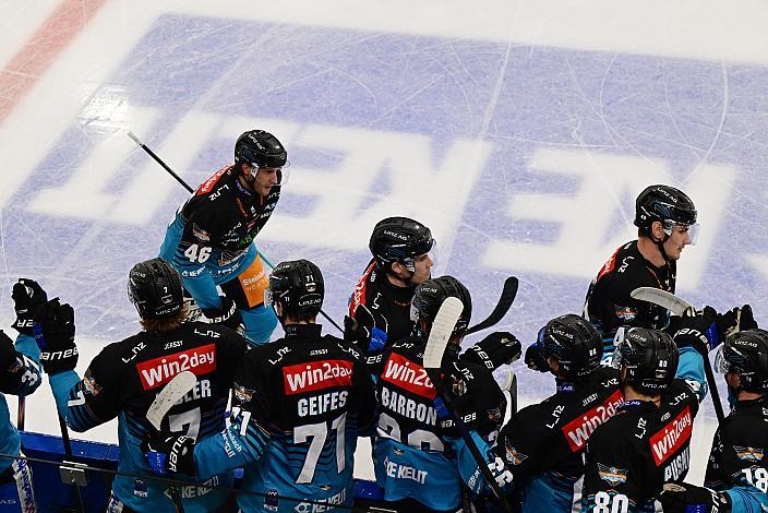 Die Steinbach Black Wings Linz feiern das Tor zum 1 zu 0, 1. Runde ICE, Steinbach Black Wings Linz vs Pioneers Vorarlberg , Linz AG Eisarena 