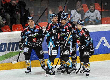 Die Linzer Black Wings feiern den Treffer von Gregor Baumgartner, zum 1 zu 0.