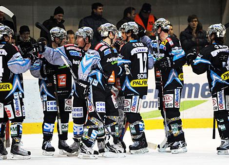 Die Linzer feiern den Sieg Liwest Black Wings Linz vs. EV Vienna Capitals