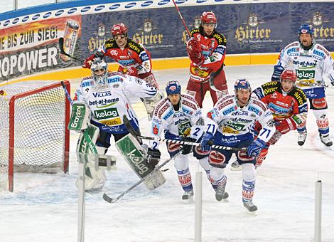 Der VSV hier Kiel McLeod und Michael Martin Gert Prohaska, gegen den KAC im Hintergrund Dieter KAlt, Christoph Brandner und Jeff Shantz  Stadion Klagenfurt