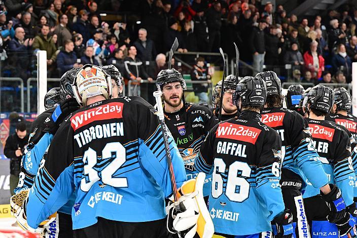 Das Team der Steinbach Black Wings Linz feiern den Heimsieg über den VSV, 36. Runde ICE, Steinbach Black Wings Linz vs EC iDM Wärmepumpen VSV), Linz AG Eisarena 