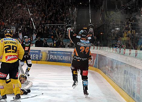 Markus Matthiasson und Rob Shearer Liwest Black Wings Linz jubeln ueber dad 5 zu 3 gegen die EV Vienna Capitals