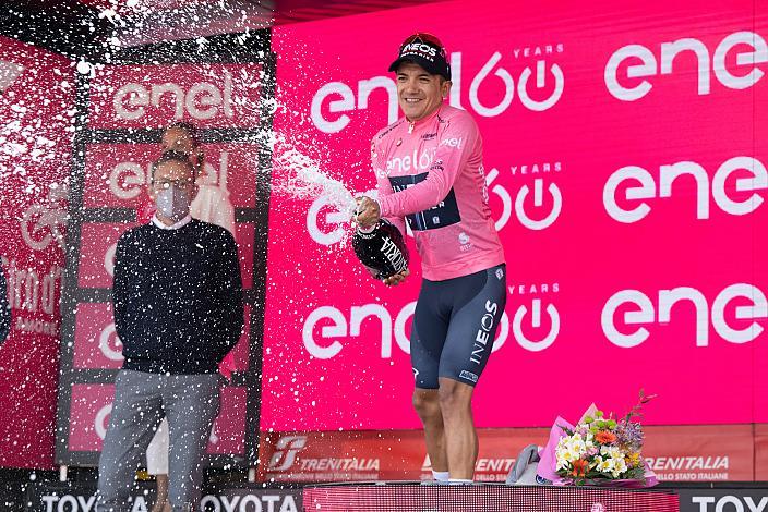 Richard Carapaz (ECU, Ineos Grenadiers) im Rossa Trikot des Gesamtführenden Stage 17 Ponte di Legno - Lavarone, 105. Giro d Italia, UCI Worl Tour