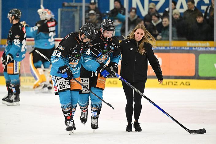 Ryan MacKinnon (Steinbach Black Wings Linz) nach einem Pucktreffer,  28. Runde ICE, Steinbach Black Wings Linz vs HC Falkensteiner Pustertaler Wölfe, Linz AG Eisarena 