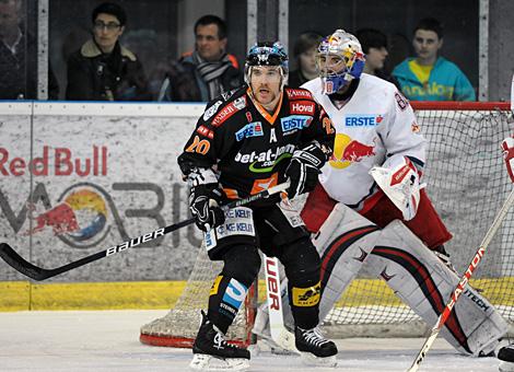 Brad Purdie Liwest Black Wings Linz vor dem Salzburger Tormann David Leneveu Red Bull Salzburg