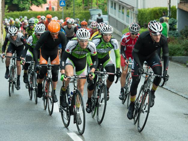 Matej Marin, Team Gourmetfein Simplon Wels in der Bildmitte an der Spitze des Feldes