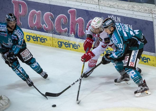Gerd Kragl (EHC Liwest Black Wings Linz) und Stefan Freunschlag (EHC Liwest Black Wings Linz) und Thomas Koch (EC KAC),  EHC Liwest Black Wings Linz vs EC KAC, Pick Round