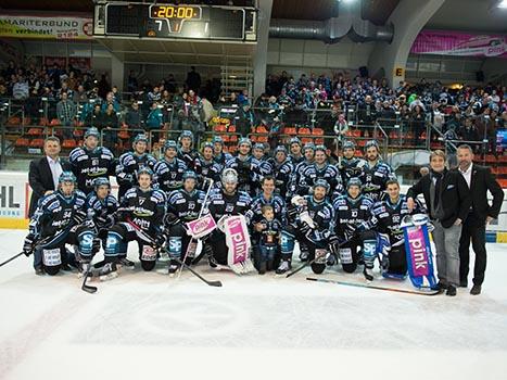 Pat Leahy, Ex-Linzer, wird in der Halle verabschiedet, mit der Mannschaft, EHC Liwest Black Wings Linz vs EC VSV