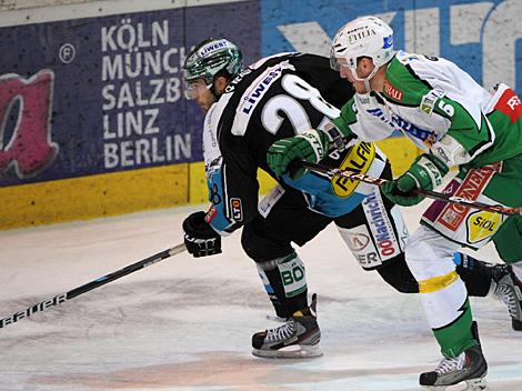 Mike Ouellette, Linz und Bostjan Groznik, Laibach, EHC Liwest Black Wings Linz vs. HDD Tilia Olimpija Ljubljana, 1. Semifinale