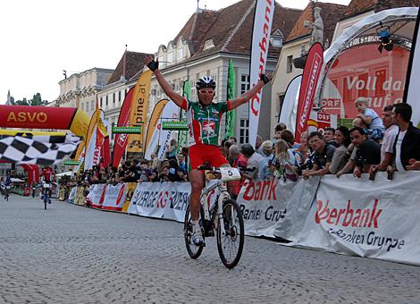 #5 Arno Kaspret, Team Elkhaus Sport feiert den Sieg in der Elite Klasse. 