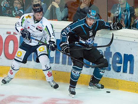 Matthias Iberer, Linz und Dylan Yeo, Straubing, EHC Liwest Black Wings Linz vs Straubing Tigers