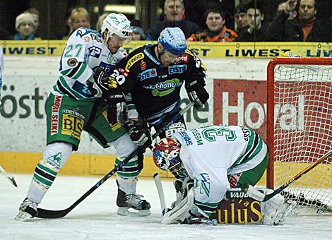 #20 Brad Purdie, Stuermer, Liwest Black Wings Linz vor dem Tormann von Laibach Alex Westlund.