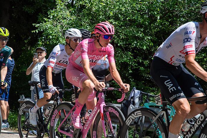 Tadej Pogacar (SLO, UAE Team Emirates) im Rosa Terikot des Gesamtführenden des 107. Giro d Italia, Stage 20, Alpago - Bassano del Grappa, km 184