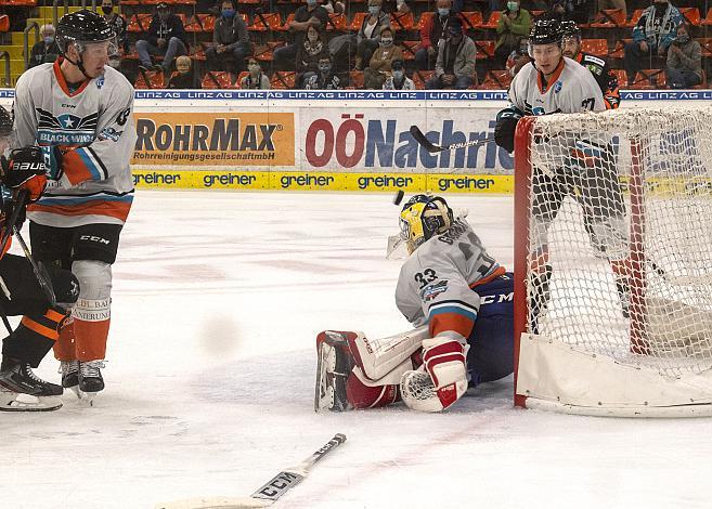 Tormann Luca Gracnar (Black Wings Linz) klärt in höchster Bedrängnis, Black Wings Linz vs Graz 99ers, Eishockey, Testspiel