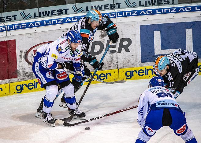 Im Bild: Troy Rutkowski (EHC Liwest Black Wings Linz), Kevin Schmidt (EC VSV), Marek Kalus (EHC Liwest Black Wings Linz), Eishockey,  EHC Liwest Black Wings Linz vs EC Panaceo VSV