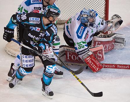 Rob Hisey (EHC Liwest Black Wings Linz) und Tormann Olivier Roy (HDD TELEMACH Olimpija Ljubljana), EHC Liwest Black Wings Linz vs HDD TELEMACH Olimpija Ljubljana, Laibach