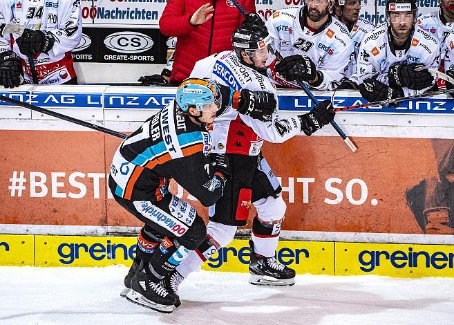 Im Bild: Brian Lebler (EHC Liwest Black Wings Linz), Michal Gago (HC Orli Znojmo), Eishockey,  EHC Liwest Black Wings Linz vs HC Orli Znojmo