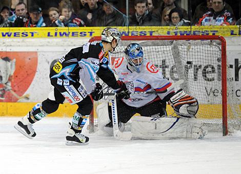 Daniel Oberkofler, trifft zum Sieg im Penaltyschiessen, Liwest Black Wings Linz vs. HK Acroni Jesenice