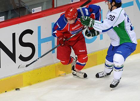 #8 Stepan Hrebejk, Stuermer, HC Mountfield Ceske Budejovice, verfolgt von der #20 Steven McCarthy, Verteidiger, Salavat Yulayev Ufa.