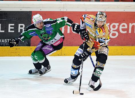 Gregor Baumgartner Liwest Black Wings Linz vs. Matej Hocevar HDD TILIA Olimpija Ljubljana