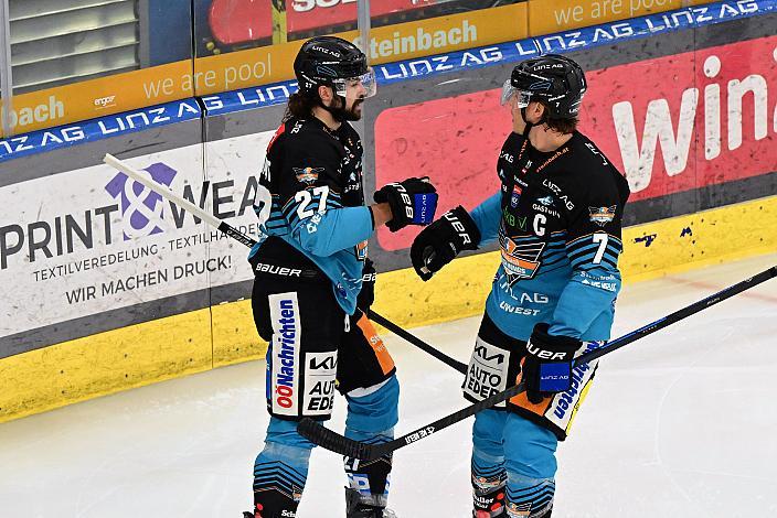 Shawn St.Amant (Steinbach Black Wings Linz), Brian Lebler (Steinbach Black Wings Linz) feiern den Treffer zum 2 zu 1, 17. Runde ICE, Steinbach Black Wings Linz vs Team Ferencvarosi Torna Club FTC-Telekom (HUN), Linz AG Eisarena 
