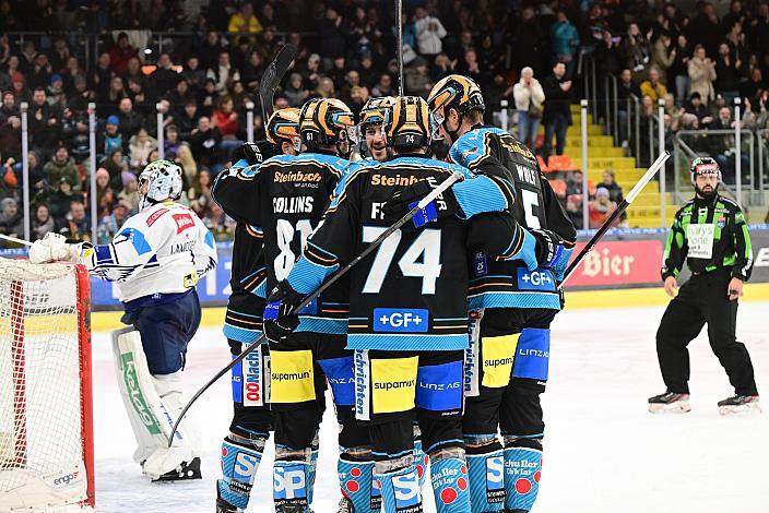 Die Steinbach Black Wings Linz feiern das Tor zum 2 zu 1 durch Brian Lebler (Steinbach Black Wings Linz) Win2Day ICE Hockey League,  Steinbach Black Wings Linz vs EC iDM Wärmepumpen VSV,  Linz AG Eisarena 