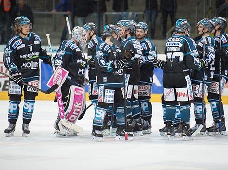 Linz feiert den Sieg, EHC Liwest Black Wings Linz vs HC TWK Innsbruck