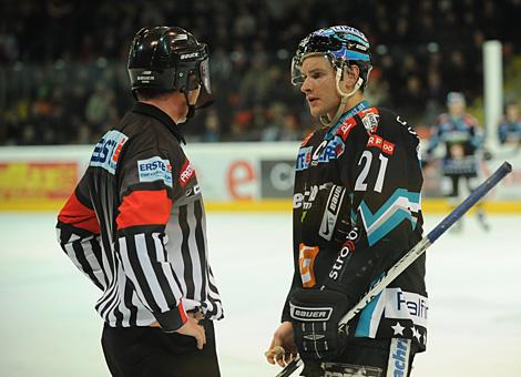 #21 Philipp Lukas, Liwest Black Wings Linz, im Gespraech mit dem Referee Borut Lesnjak.