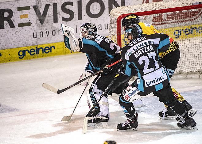 Tormann Michael Ouzas (EHC Liwest Black Wings Linz), klÃ¤rt vor Peter Schneider (Vienna Capitals), Moritz Matzka (EHC Liwest Black Wings Linz) EHC Liwest Black Wings Linz vs spusu Vienna Capitals